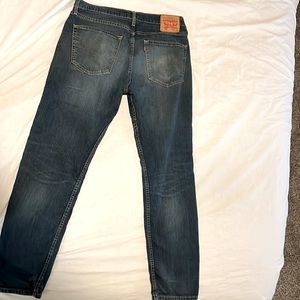 Mena Levi’s 502 Jeans.
